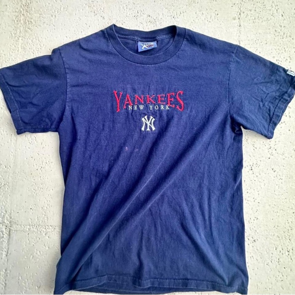 1990s Small/Medium OG New York Yankees
Middle logo T shirt